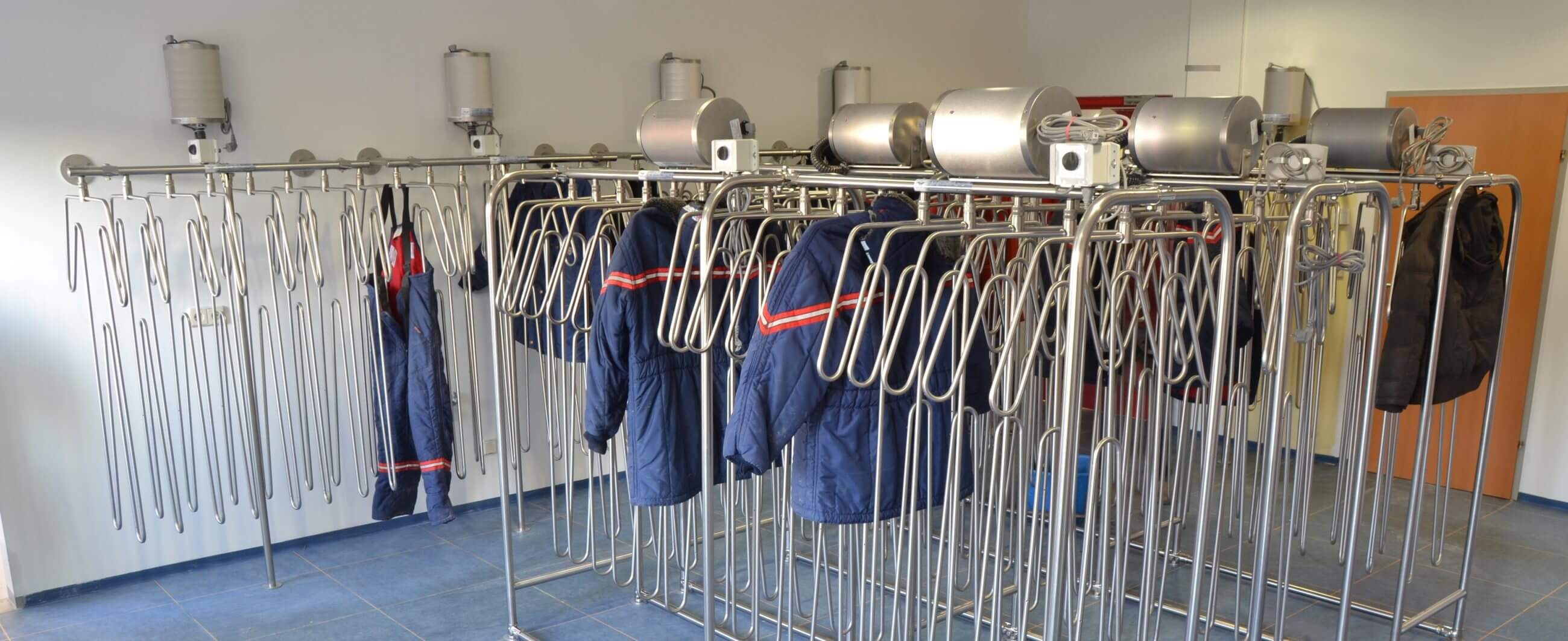 drying system for thermal clothing and splash suits in cold stores and freezer rooms